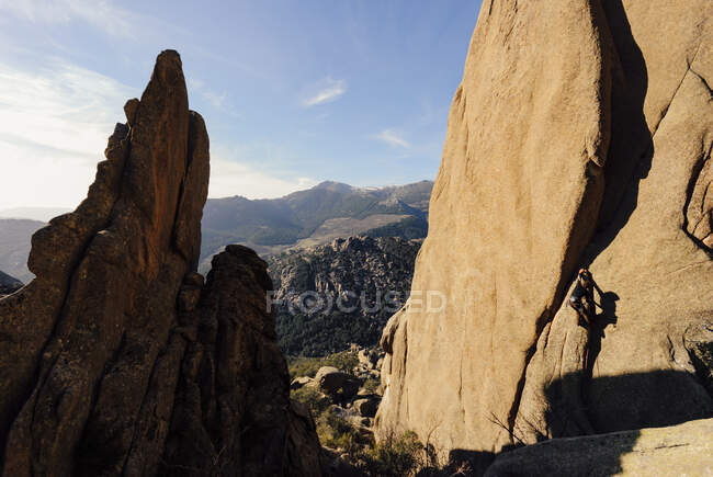 Скалолаз, взбирающийся на крутую гранитную трещину, Ла-Педриса, Испания — стоковое фото
