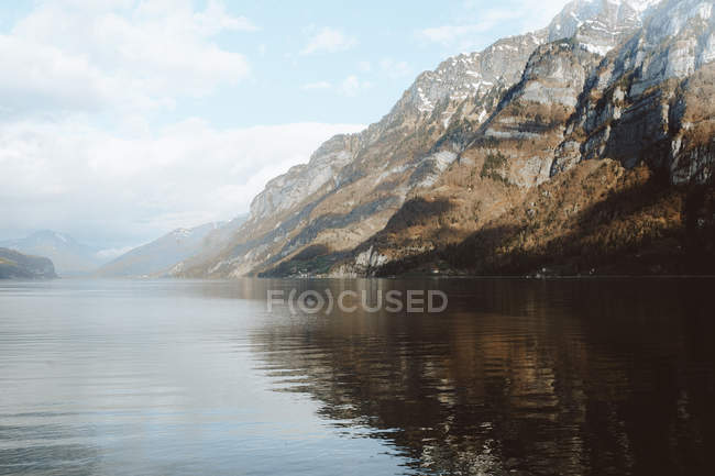 Озеро і Скелясті гори — стокове фото
