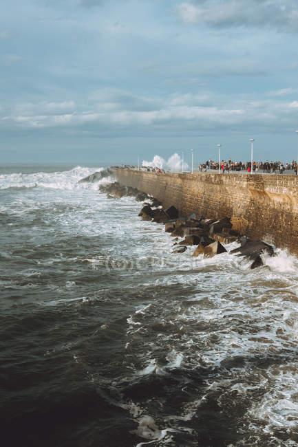 Frente marítima de tijolo com turistas — Fotografia de Stock