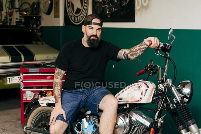 Meccanico tatuato in garage — Foto stock