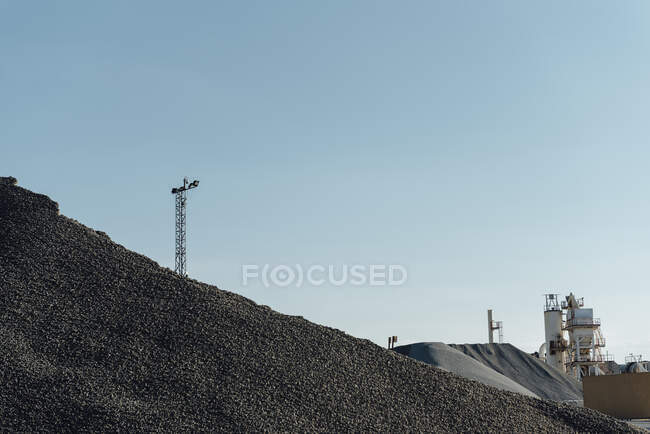Maschinen und Anlagen im Steinbruch bei Sonnenuntergang, Avila, Spanien — Stockfoto