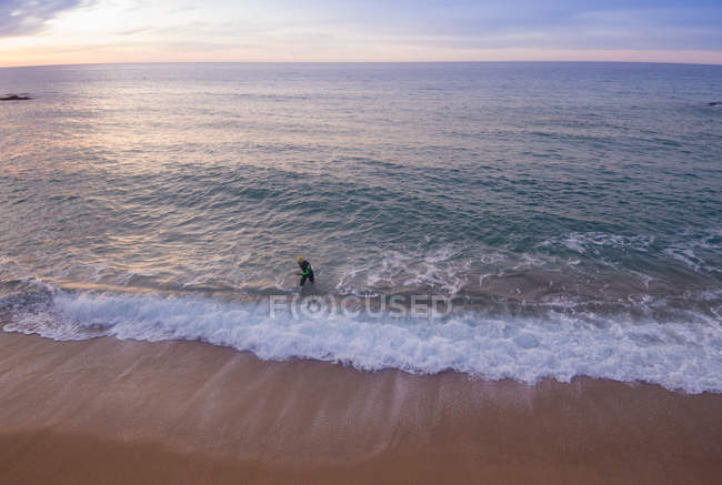 Entrenamiento de triatleta en el mar - foto de stock