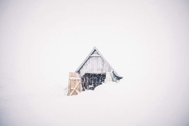 Cabane isolée dans un paysage enneigé. — Photo de stock