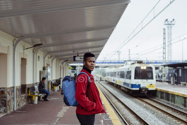 Чоловік стоїть на залізничній станції — стокове фото