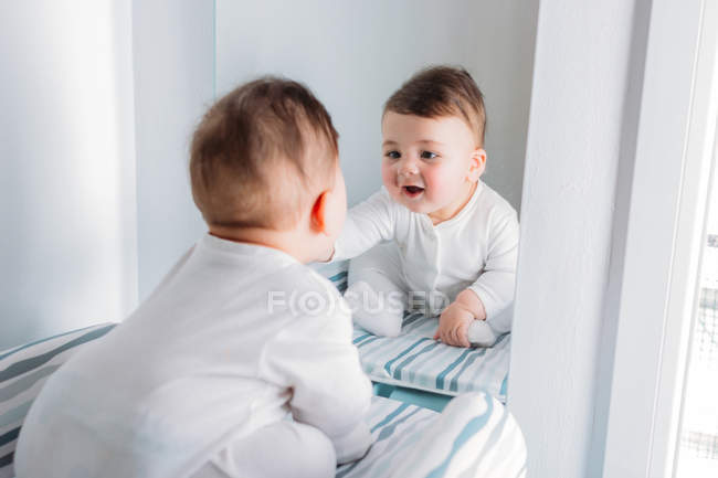 Bambino ragazzo guardando specchio — Foto stock