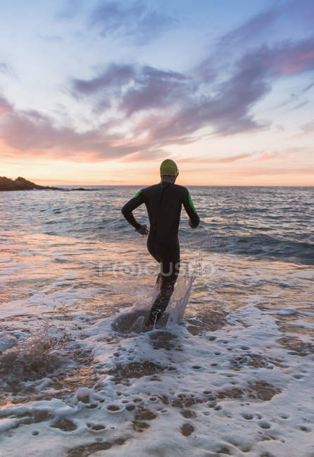 Triathlet trainiert im Meer — Stockfoto