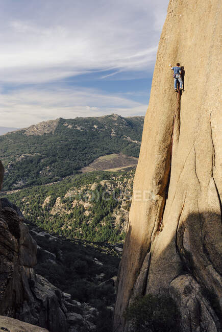 Hombre escalador escalando una escarpada grieta de granito, La Pedriza, España - foto de stock