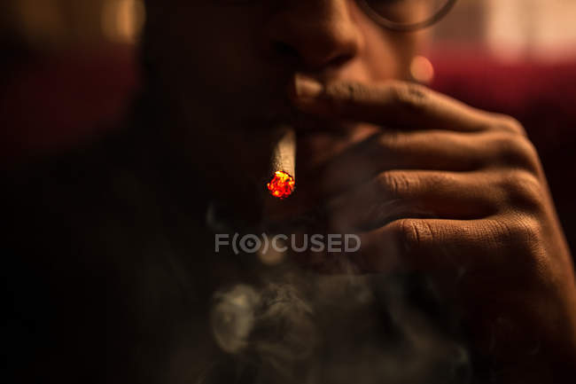 Hombre fumando cigarrillo - foto de stock