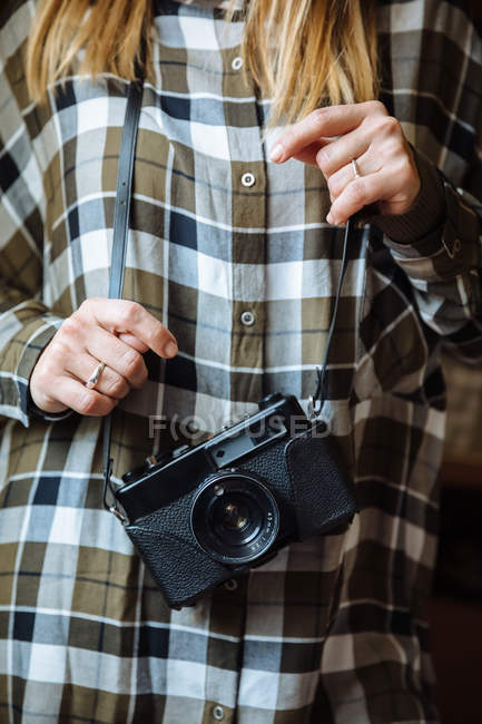 Женщина с винтажной фотокамерой — стоковое фото
