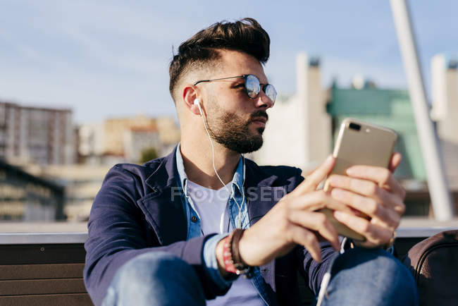 Uomo relax con smartphone sul lungomare — Foto stock