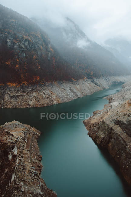 Синій річка між пагорбами — стокове фото