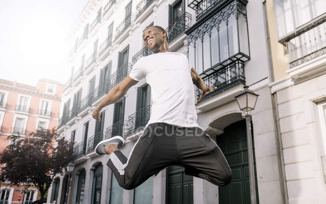 Uomo sorridente che salta — Foto stock