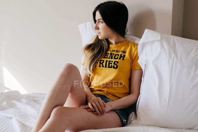 Frau liegt auf Bett — Stockfoto