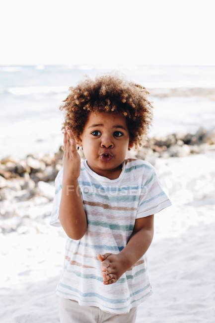 Niño jugando en la playa - foto de stock