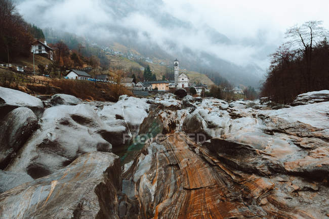 Kleiner Fluss und nasse Steine — Stockfoto