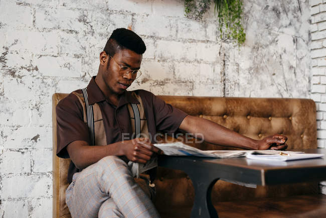 Homme noir lisant journal — Photo de stock