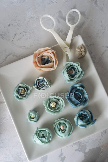 Flores de crema de mantequilla azul y beige - foto de stock