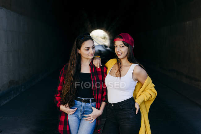 Mujeres de pie en el paso subterráneo - foto de stock