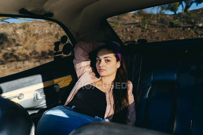 Mulher sentada no carro — Fotografia de Stock