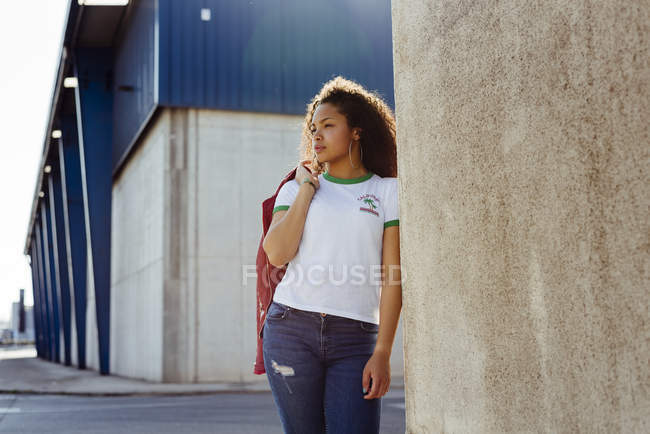 Adolescente menina inclinando-se na parede — Fotografia de Stock