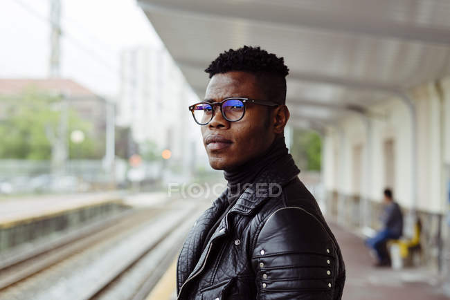Black man standing on platform — Stock Photo