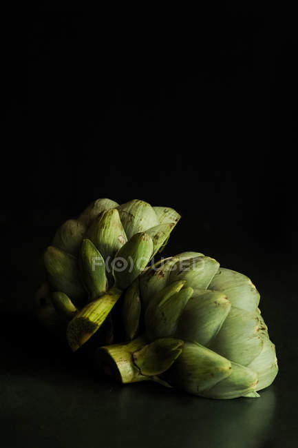 Alcachofa verde cortada a la mitad - foto de stock