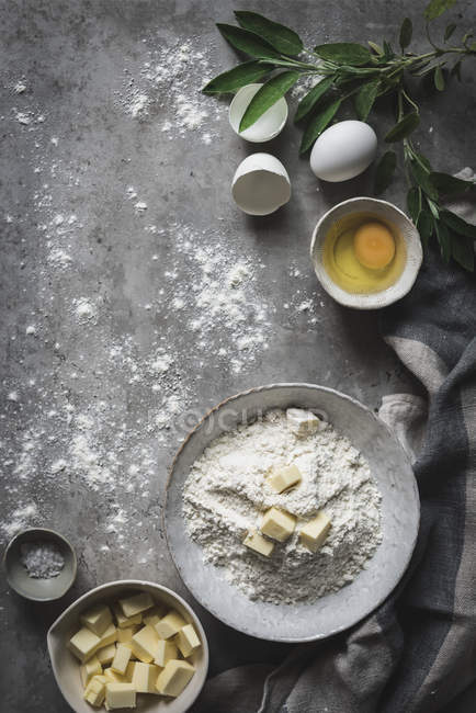 Tigela de farinha e manteiga — Fotografia de Stock
