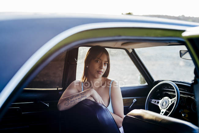 Brunetta donna seduta in auto — Foto stock