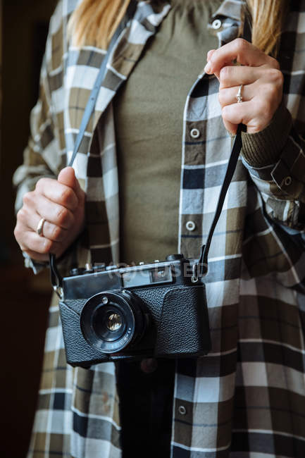 Donna con fotocamera vintage — Foto stock