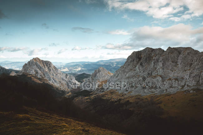 Chaîne de montagnes et vallée — Photo de stock