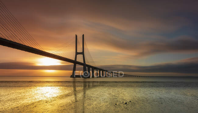 Ponte lungo sul tramonto — Foto stock