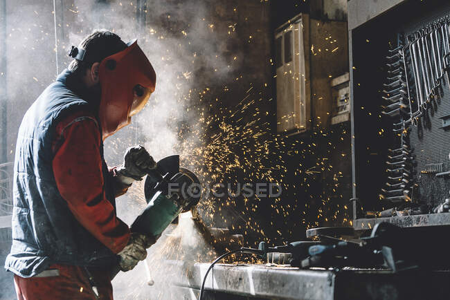 Человек работает с резкой металла. — стоковое фото