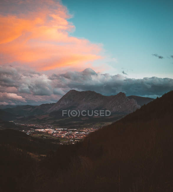 Cielo colorido sobre valle de montaña - foto de stock