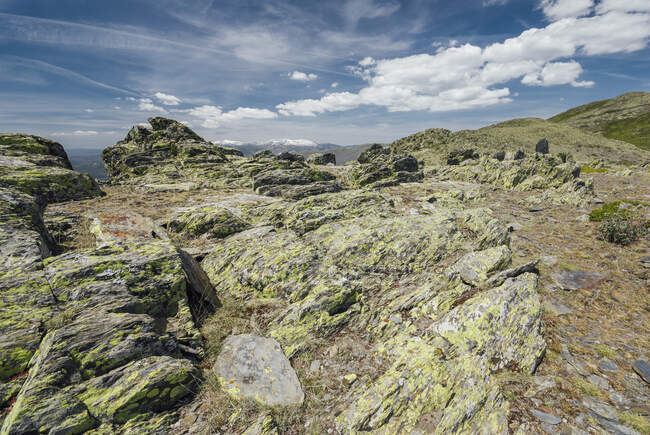 Mit Moos bewachsene Felsen am Pico Ocejn, Spanien — Stockfoto