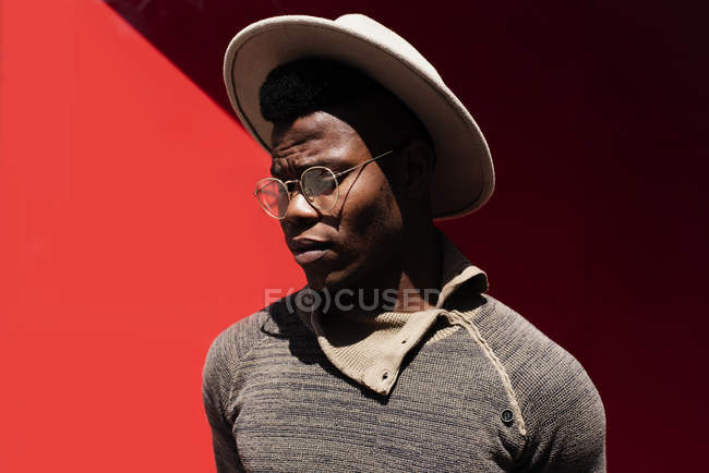 Черный человек в шляпе и очках — стоковое фото