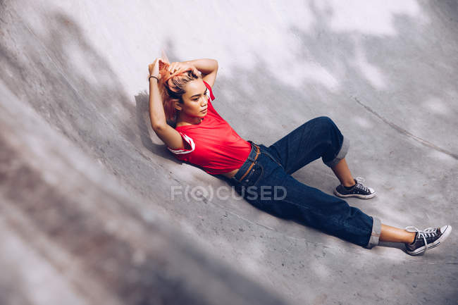 Frau setzt sich Haare und liegt auf Rampe — Stockfoto