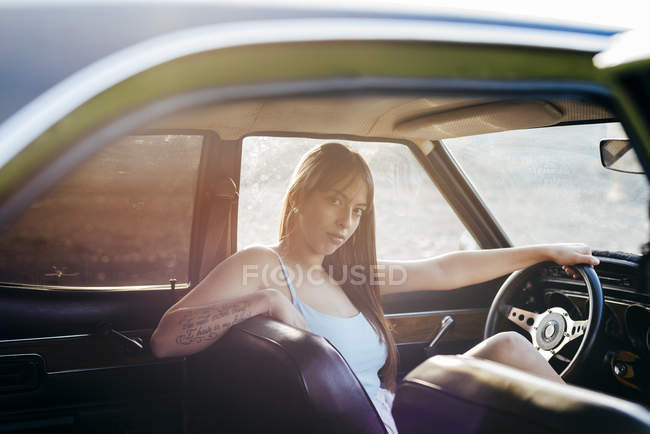 Брюнетка женщина, сидящая в машине — стоковое фото