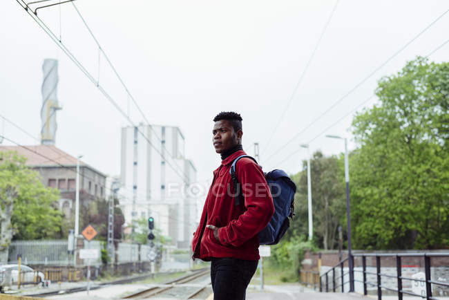 Homem negro em pé na plataforma — Fotografia de Stock