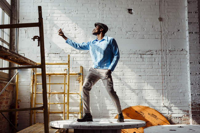 Чёрный мужчина танцует на столе — стоковое фото