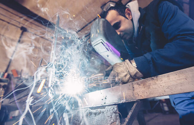 Man doing a solder in metal. — Stock Photo