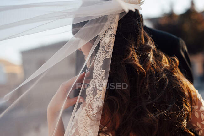 Вид ззаду красивої нареченої — стокове фото