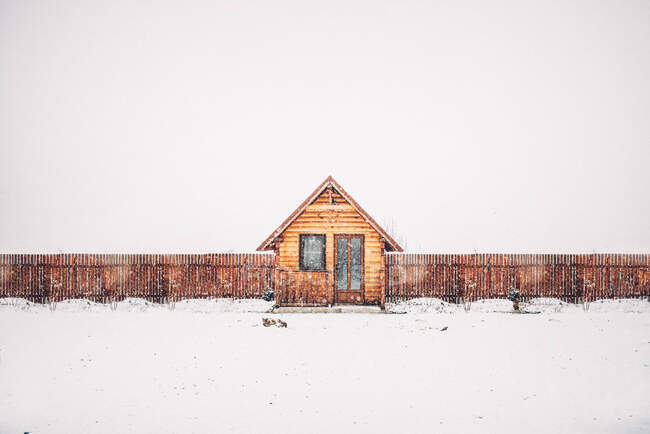 Einsame Hütte in Schneelandschaft. — Stockfoto
