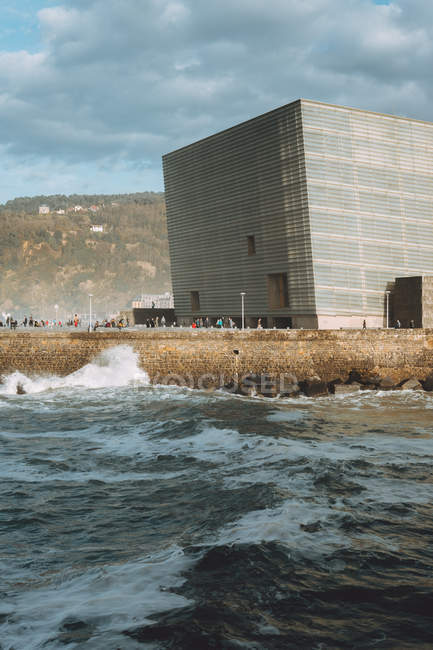 Stormy waves crashing waterfront — Stock Photo