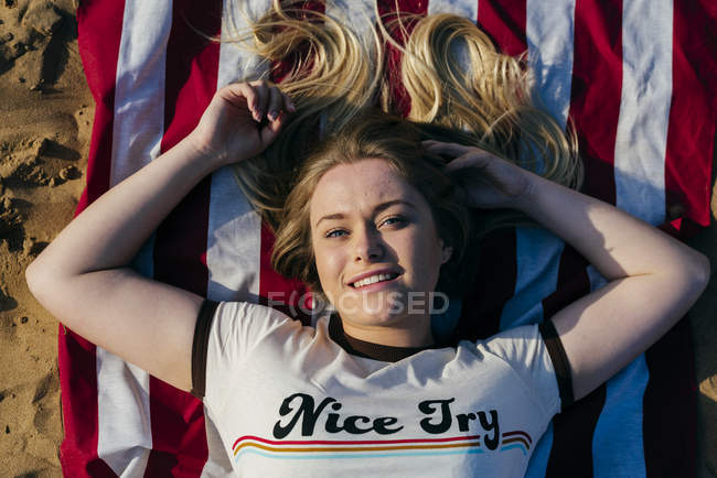 Chica acostada en la bandera americana - foto de stock