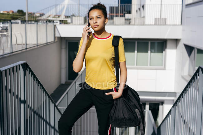 Спортивна жінка розмовляє на смартфоні — стокове фото