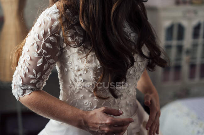 Coltiva sposa irriconoscibile con un bel mazzo di fiori rosa e bianchi. — Foto stock