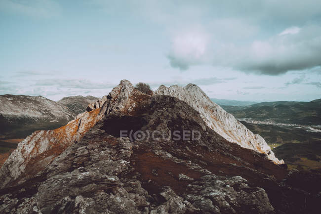 Sommet rocheux sur la chaîne de montagnes — Photo de stock