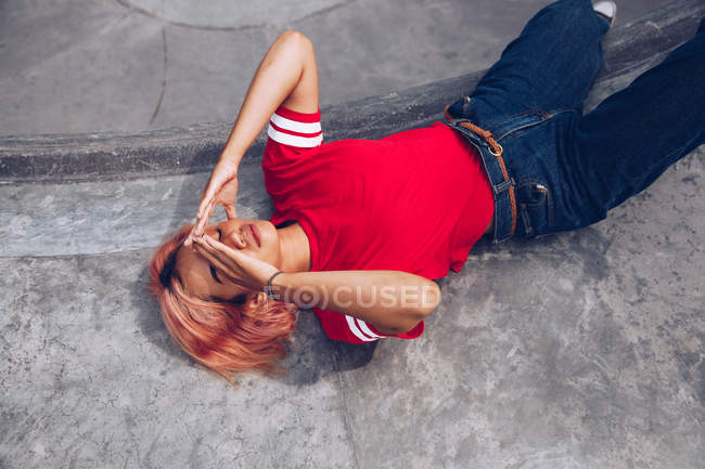 Mulher deitada no chão — Fotografia de Stock