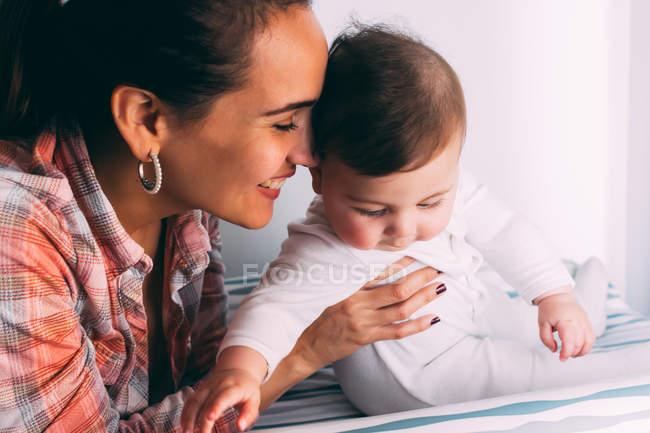 Madre holding divertente bambino — Foto stock