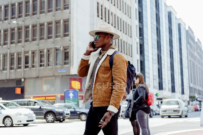 Hombre negro hablando en Smartphone - foto de stock